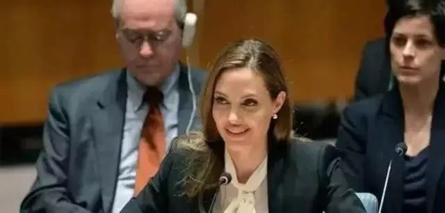 戴上珍珠发夹就是小仙女,当女人戴上眼镜