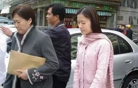 二十八岁翁帆为什么嫁给杨振宁,28岁翁帆嫁给82岁杨振宁值得吗