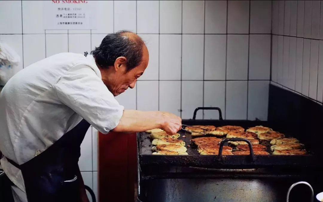 江苏小伙在上海做葱油饼30年,上海最火的葱油饼店
