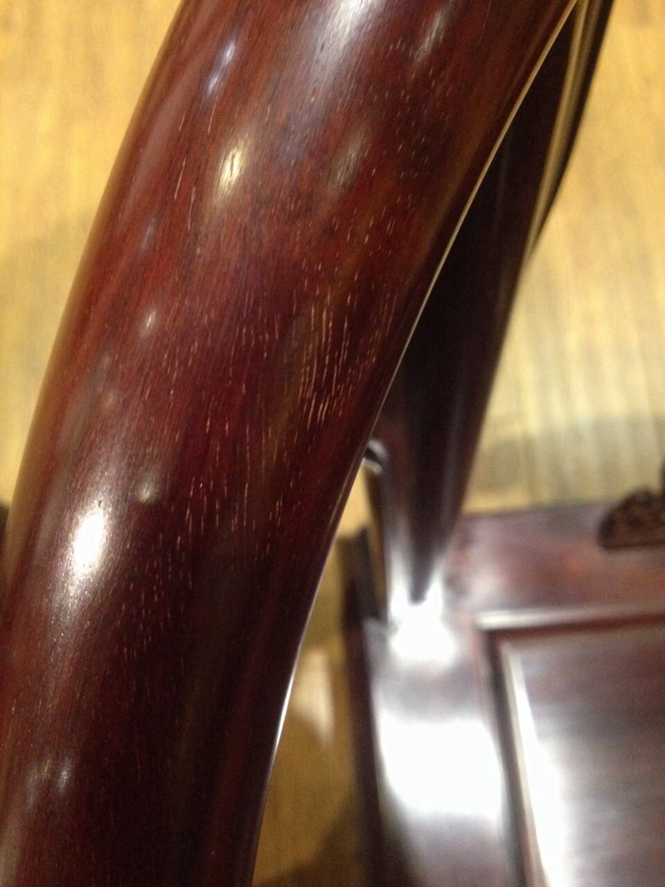 买红木沙发两年后感受,实木沙发刚买回来掉漆正常吗