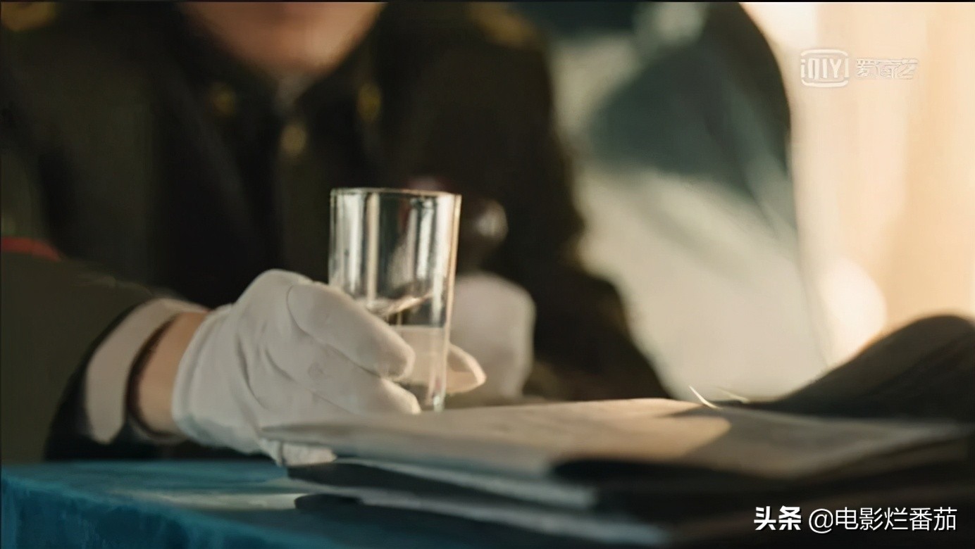 王劲松演蒋介石全身像,王劲松扮演蒋介石像吗