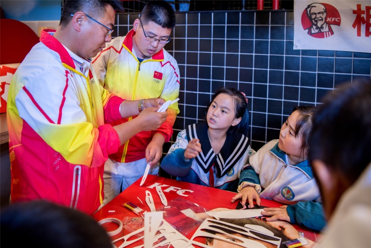 “上校爷爷”搭载航模，苍穹之上礼赞国庆