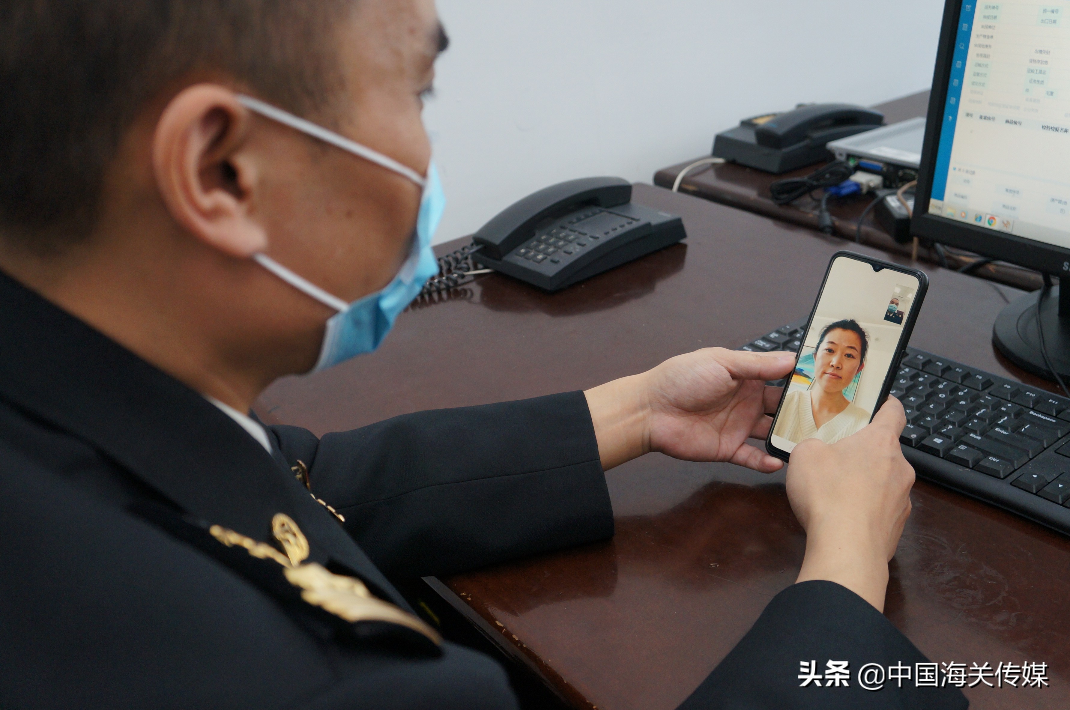 就地过年都是温情满满,就地过年年年团圆