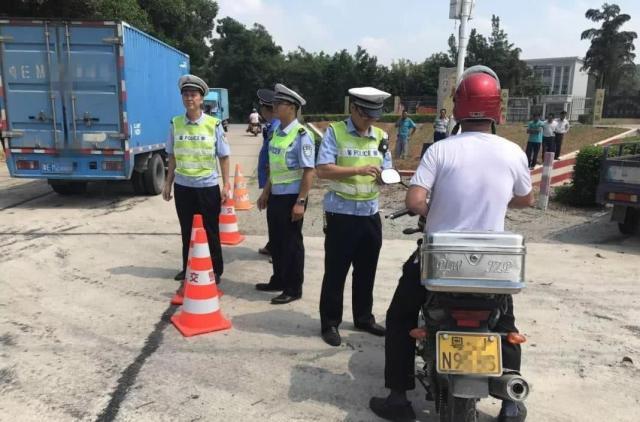 发生车祸时驾驶员应该怎么做安全,发生车祸交警会怎么处理