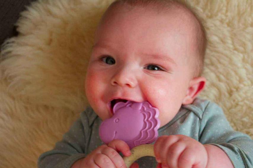 宝宝进入口欲期怎么办,正确引导宝宝口欲期