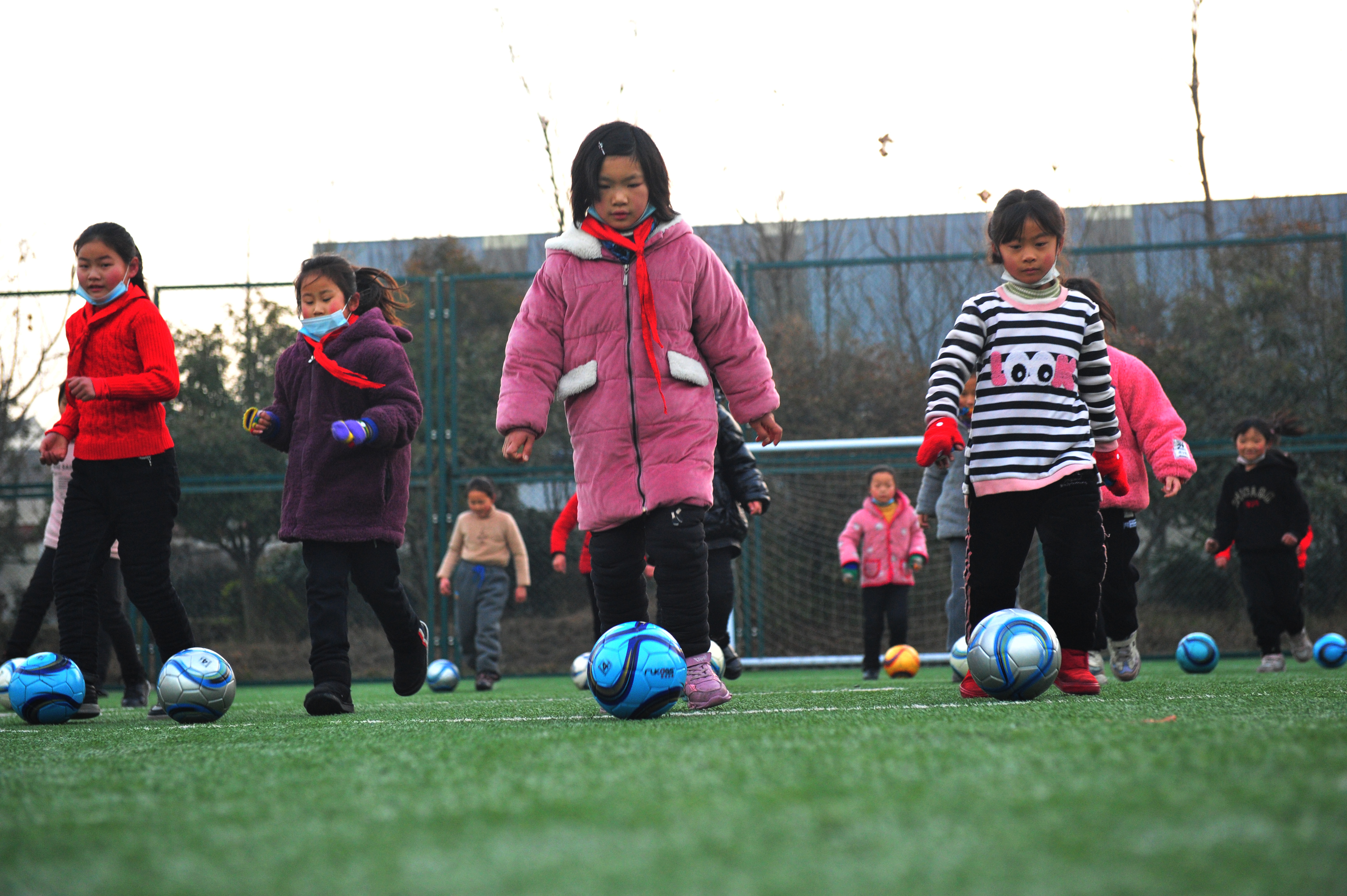 足球女童6-12岁新疆,足球女童10-12岁