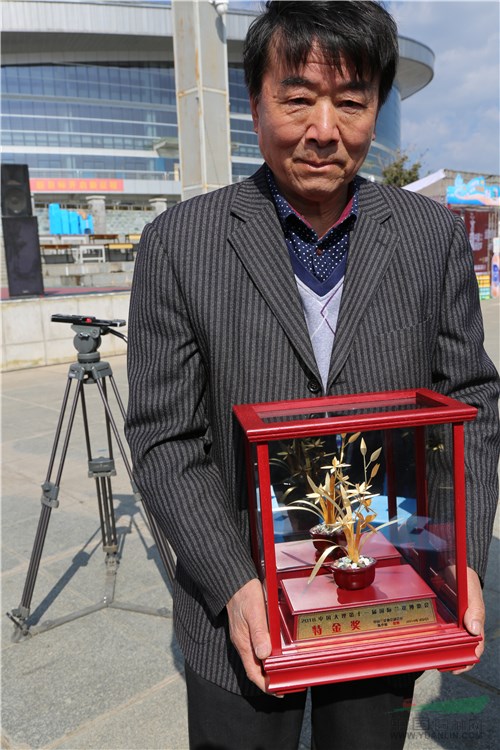 多年前，他花四十元收购四苗兰花，高峰期卖出了上百万一苗的价格