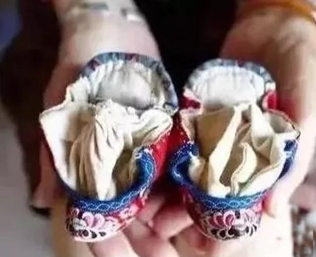 她凭“三寸金莲”嫁入豪门，洗脚都要等到夜深人静，105岁仍健在