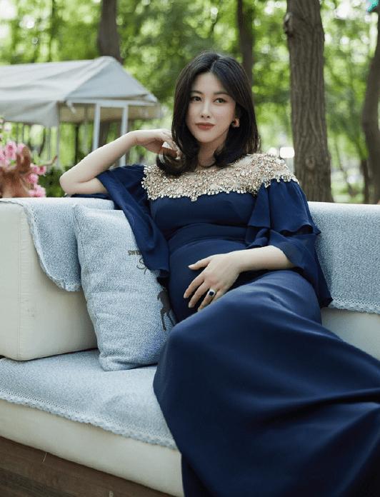 37岁朱珠产后晒全家福,朱珠晒孩子正脸简介