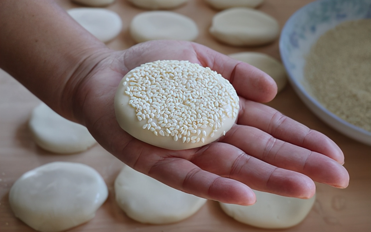 黄桥烧饼层层叠叠的一口酥香,新鲜出炉的黄桥烧饼外酥里嫩