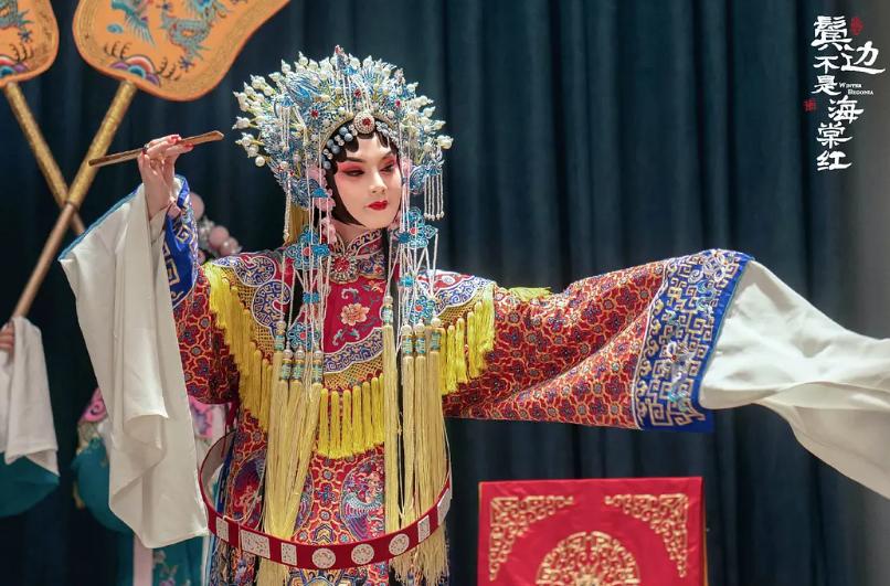 对程蝶衣恩将仇报的小四，27年后已两鬓斑白，但气质依旧如兰