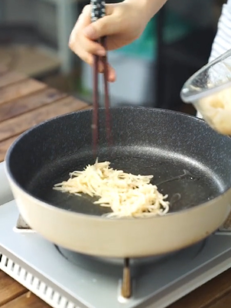 在家就能做的简单甜煎饼,无油快手煎饼家常做法