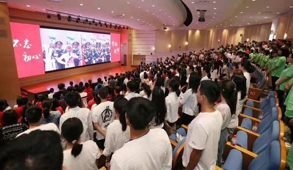 大学观看国庆70周年阅兵仪式,全国高校师生收看国庆阅兵