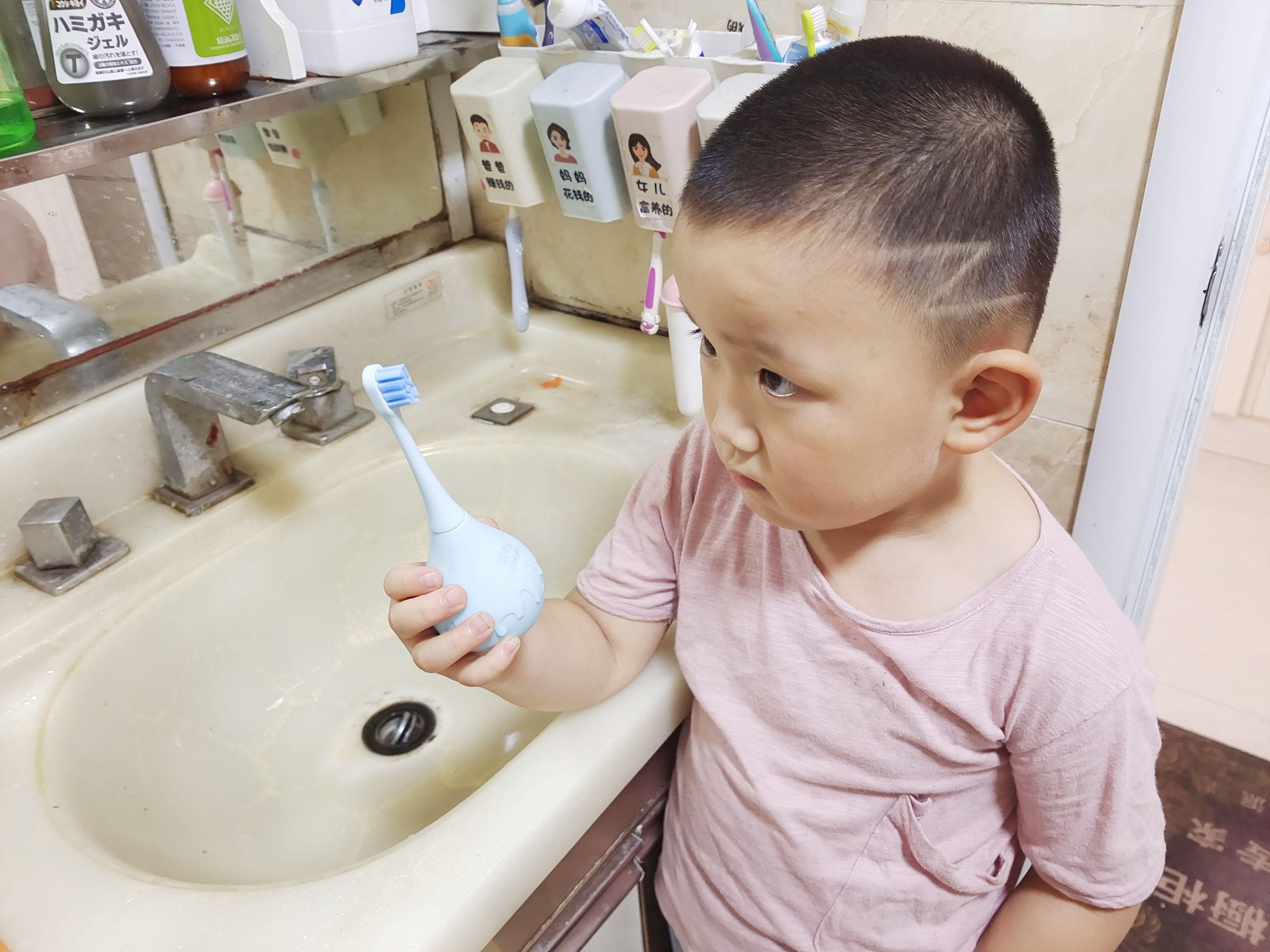 从兴趣上吸引孩子，这2款儿童电动牙刷能让孩子养成爱刷牙好习惯