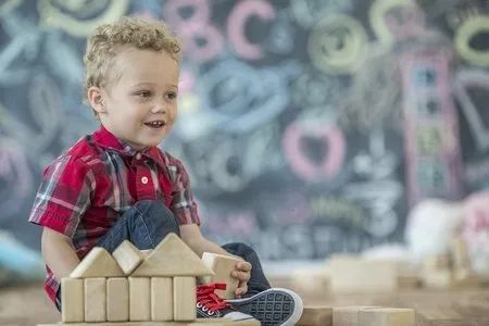 宝宝不愿意自己走路要抱,宝宝不愿意走路不抱就哭