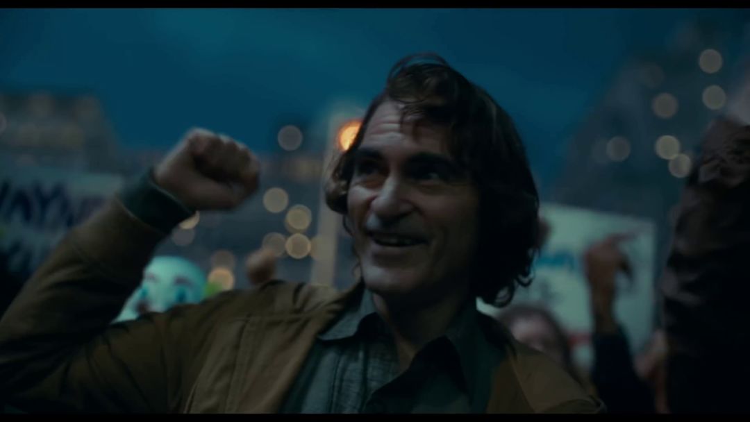 小丑口碑大爆豆瓣评分9,dc新片小丑首曝预告风格黑暗