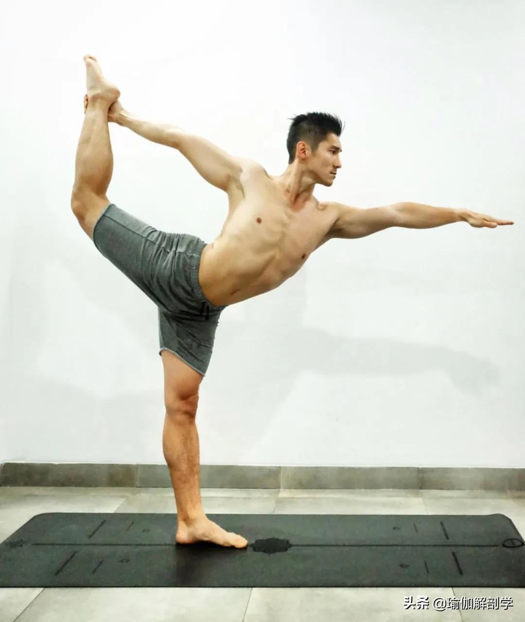 自律练瑜伽的男士,坚持练习瑜伽的男人刚柔并济