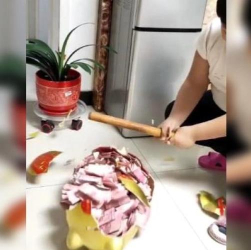 孩子砸开存钱罐竟然全是金子,小孩子砸猪存钱罐小视频