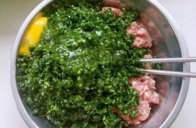 韭菜馅如何让韭菜不出水还翠绿,好吃不过饺子的调料配方