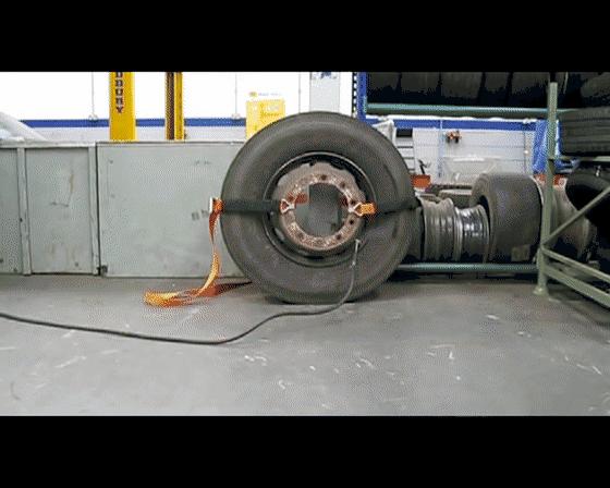 吉利汽车轮胎胎压多大爆炸,轿车胎压打到多少bar