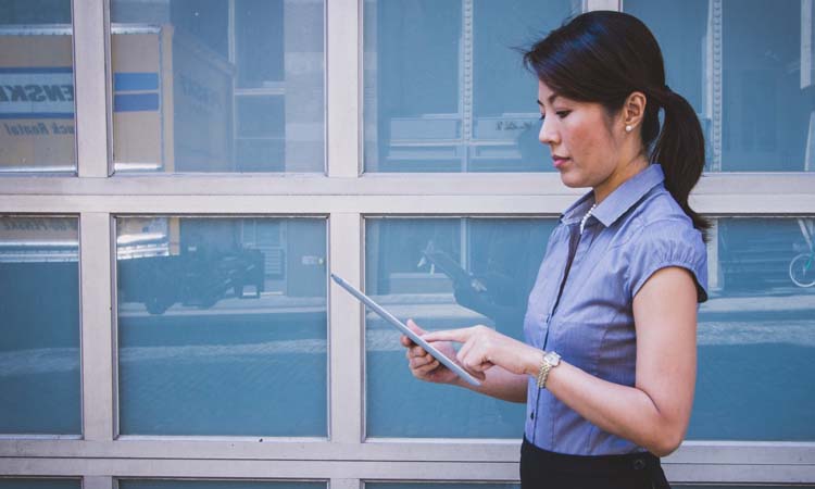 同事老是挑衅我可以报警吗,第一天上班遇到同事不断挑衅