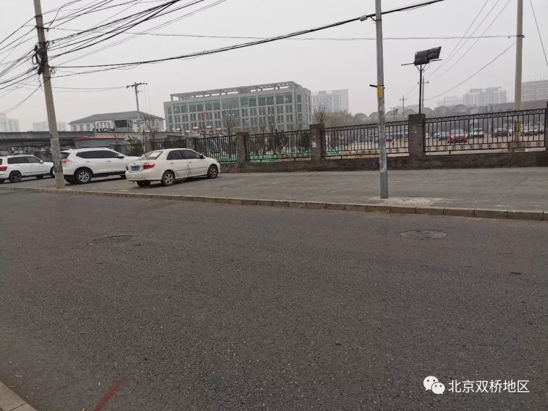 小区附近出行交通方便,周边居民出行更方便