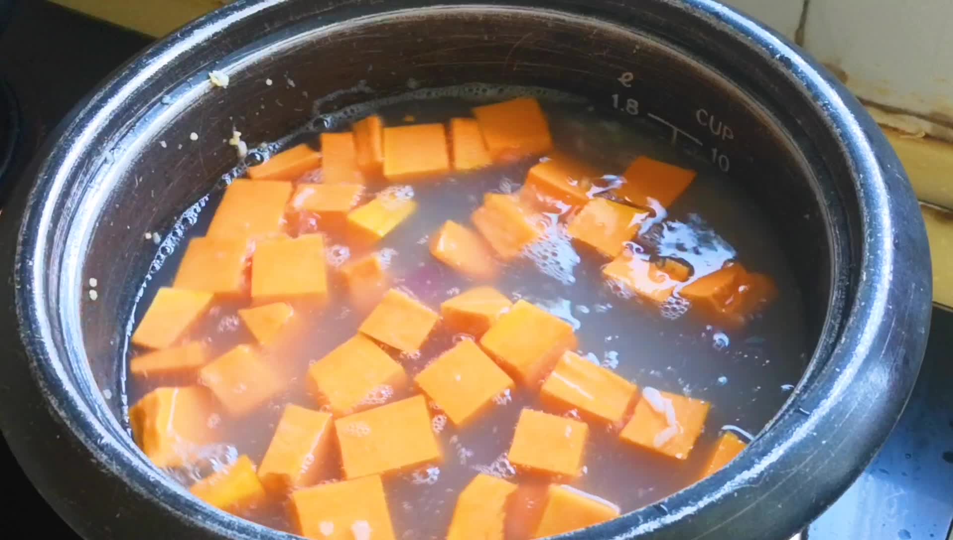 奶香又好喝的南瓜粥,紫薯南瓜粥制作