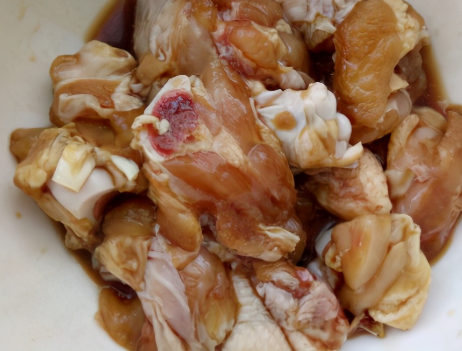 做黄焖鸡需要腌制多久,在家做黄焖鸡记住这个关键步骤