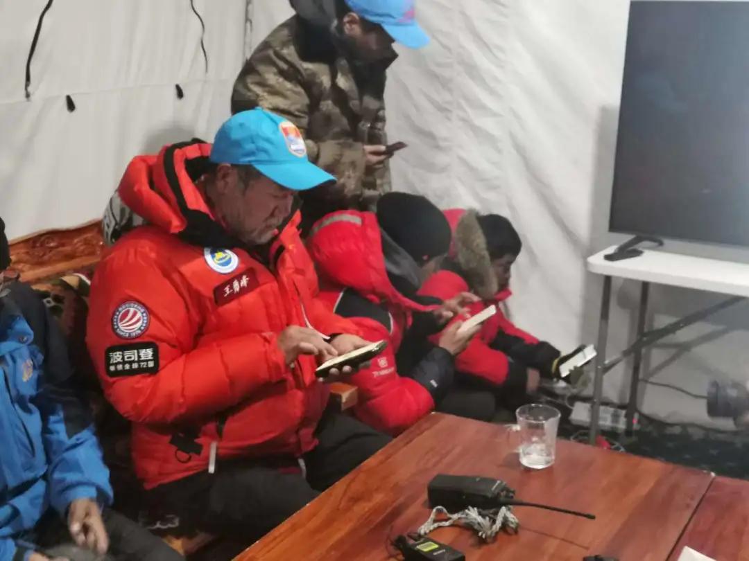 成功登顶引惊呼图片,登顶成功现场图太震撼了