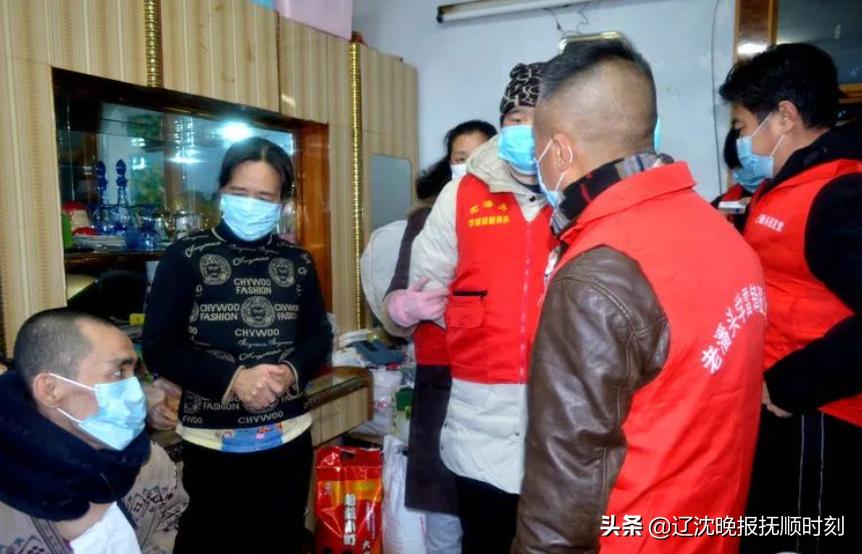 志愿者慰问贫困户温情暖人心,志愿者关爱贫困户爱心传递正能量