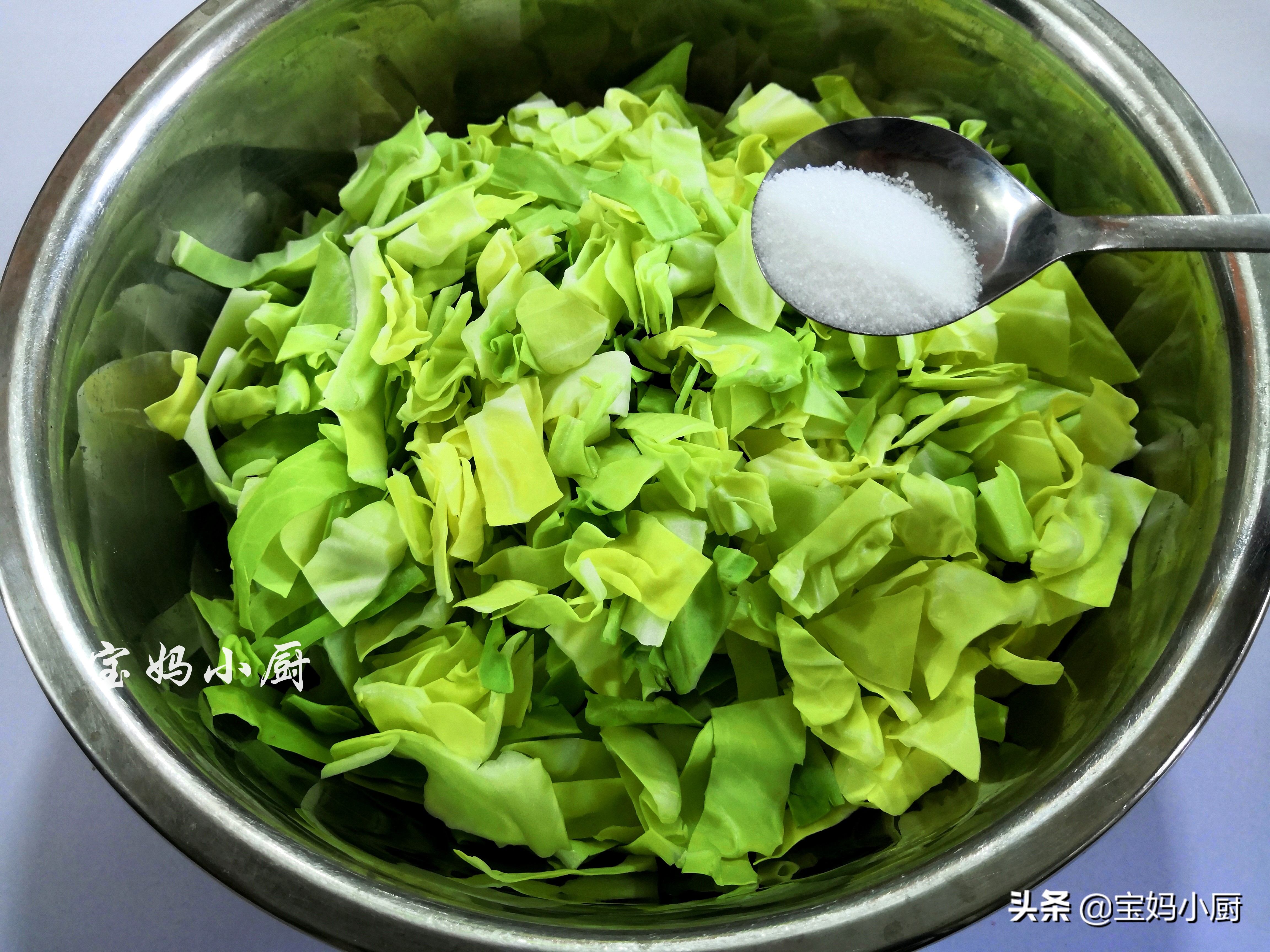 水煎包做早餐，脆底暄皮馅更香，快手上桌有窍门，照着做你也行