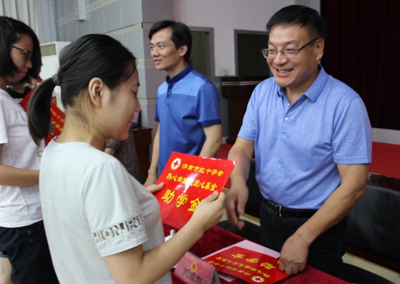 贫困生穿名牌领助学金校方回应,贫困生用助学金买3000块的鞋