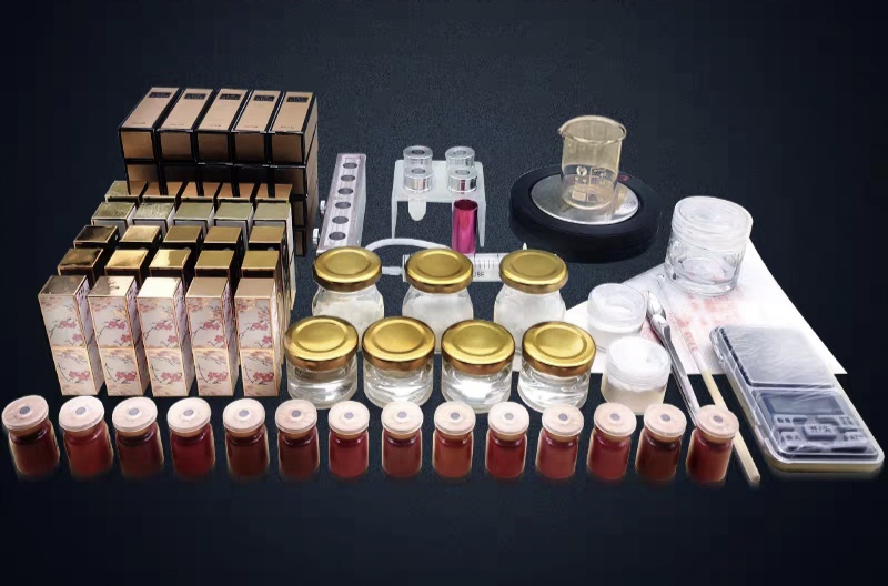 自己用花朵制作的口红既好看又好用，身边的朋友都羡慕了。