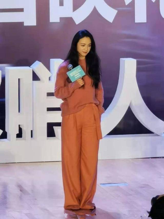 汤唯穿西装,汤唯黑色西装搭配