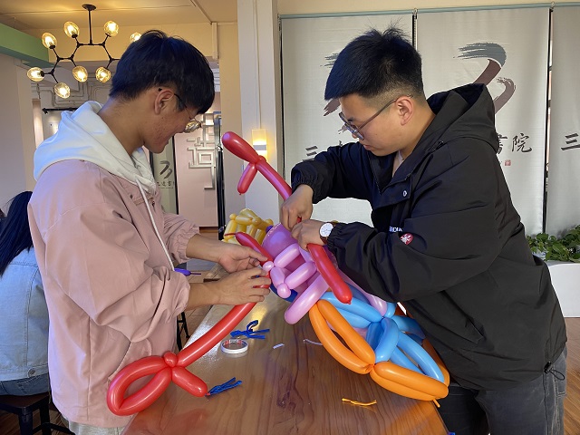 双手创造未来创意,双手扎气球