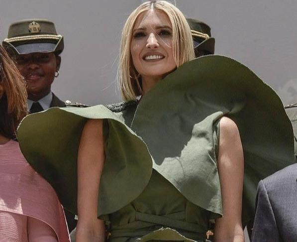 美国女孩翻车被挨打,美国小女孩翻车