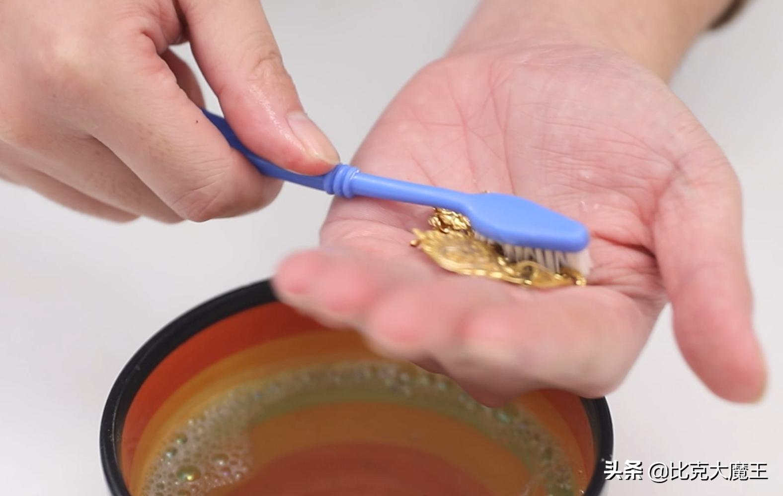 金首饰的正确清洗技巧,金首饰长期佩戴如何去污