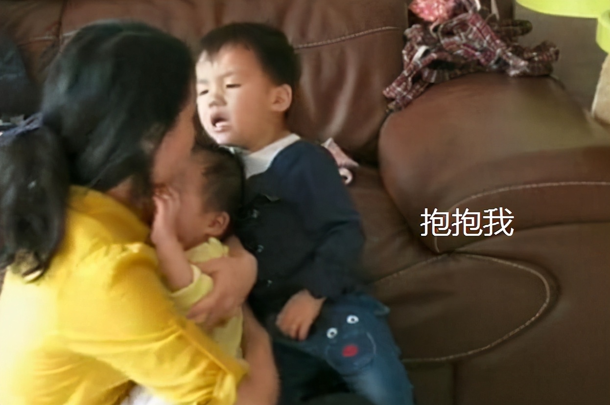 二胎喂奶要不要躲避大宝,二胎喂奶要避开大宝