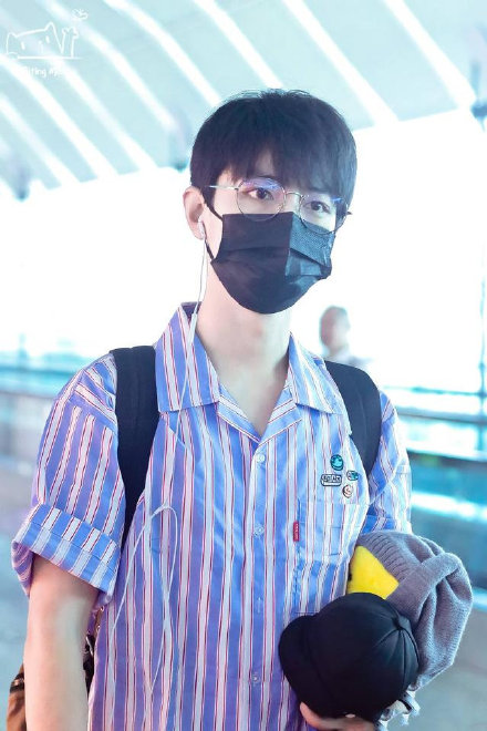 肖战新造型穿益字白T,手绘漫画传递正能量,总算复出有望了