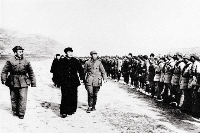 邓华缴获五箱白金龙烟，只给主席一支，主席笑笑：“财不露白”啊