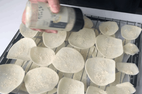 怎么做薯片简单又好吃又脆可保存,怎么在家自制原味薯片有味道的