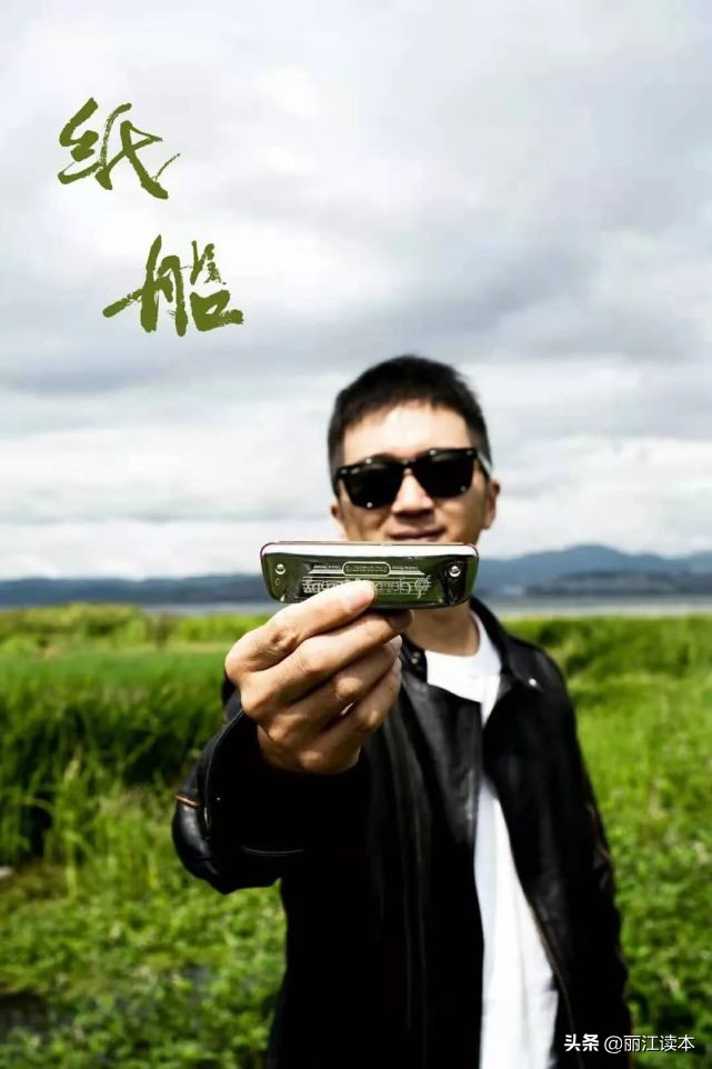 他被称为民谣诗人，连续七年在全国巡演，却少有人知道他来自丽江