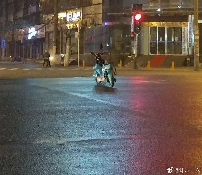 外卖小哥救人后又默默送餐去了,一个外卖小哥逆行