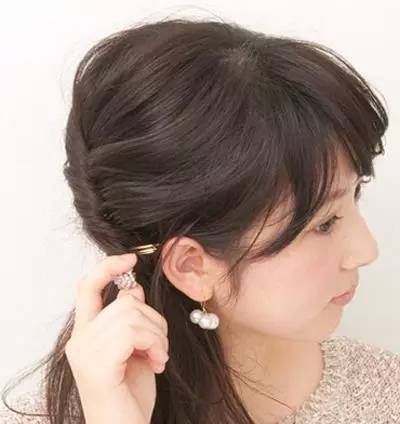 今年流行的侧编发,减龄全编发型