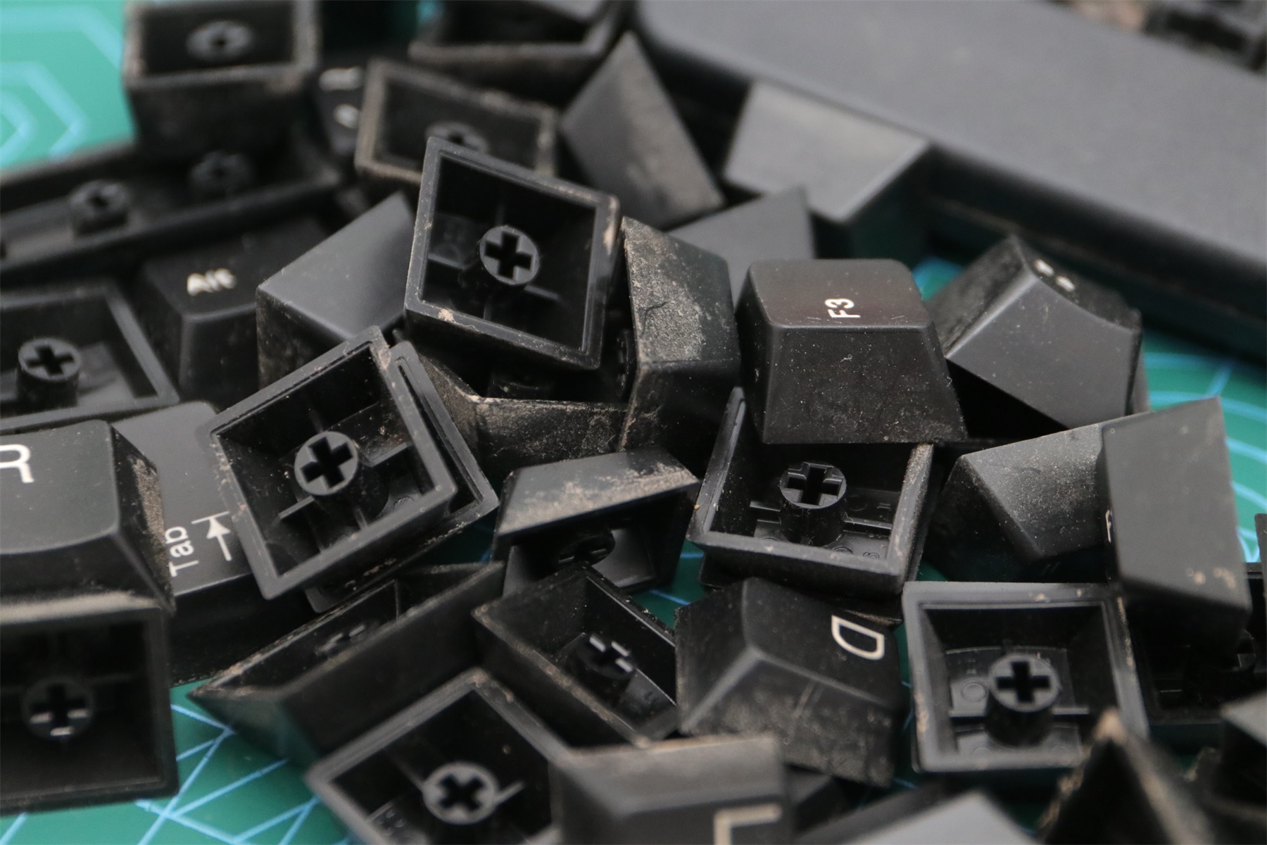 3494机械键盘,不到百元的青轴高颜值键盘