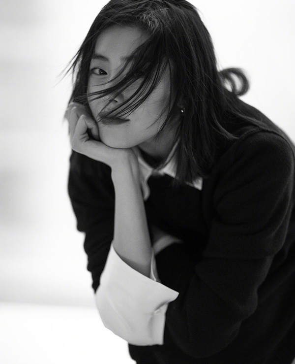 刘雯穿全黑色服装休闲又帅气,全黑look酷帅风