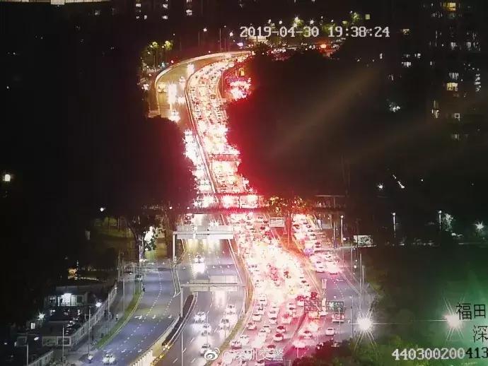 全国各地景区人挤人,各地景区游客爆满