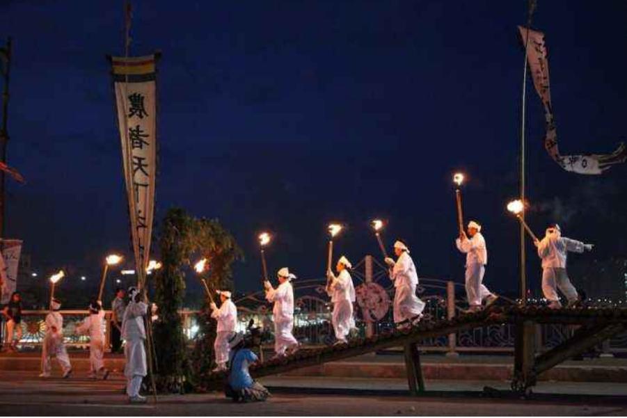 外国人吃粽子就是不按常理出牌,韩国日本的粽子吃法