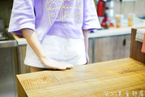 跨世纪的黑砖奶茶店，每天卖30块“金条”