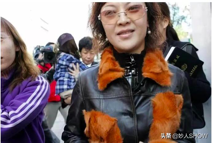 未婚生子再嫁富豪，恩师骂她狗*王脑**菲叫她大傻，那英到底有多彪？